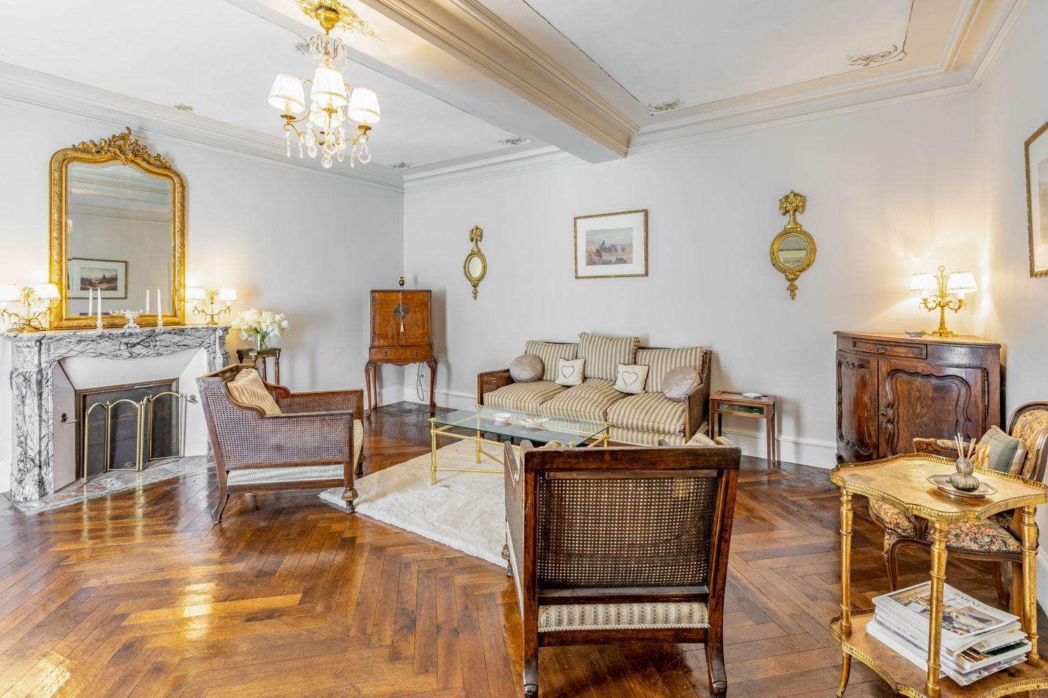 TV connectée, cheminée, table de tennis de table