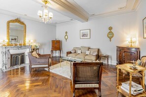 Smart TV, lareira, mesa de pingue-pongue