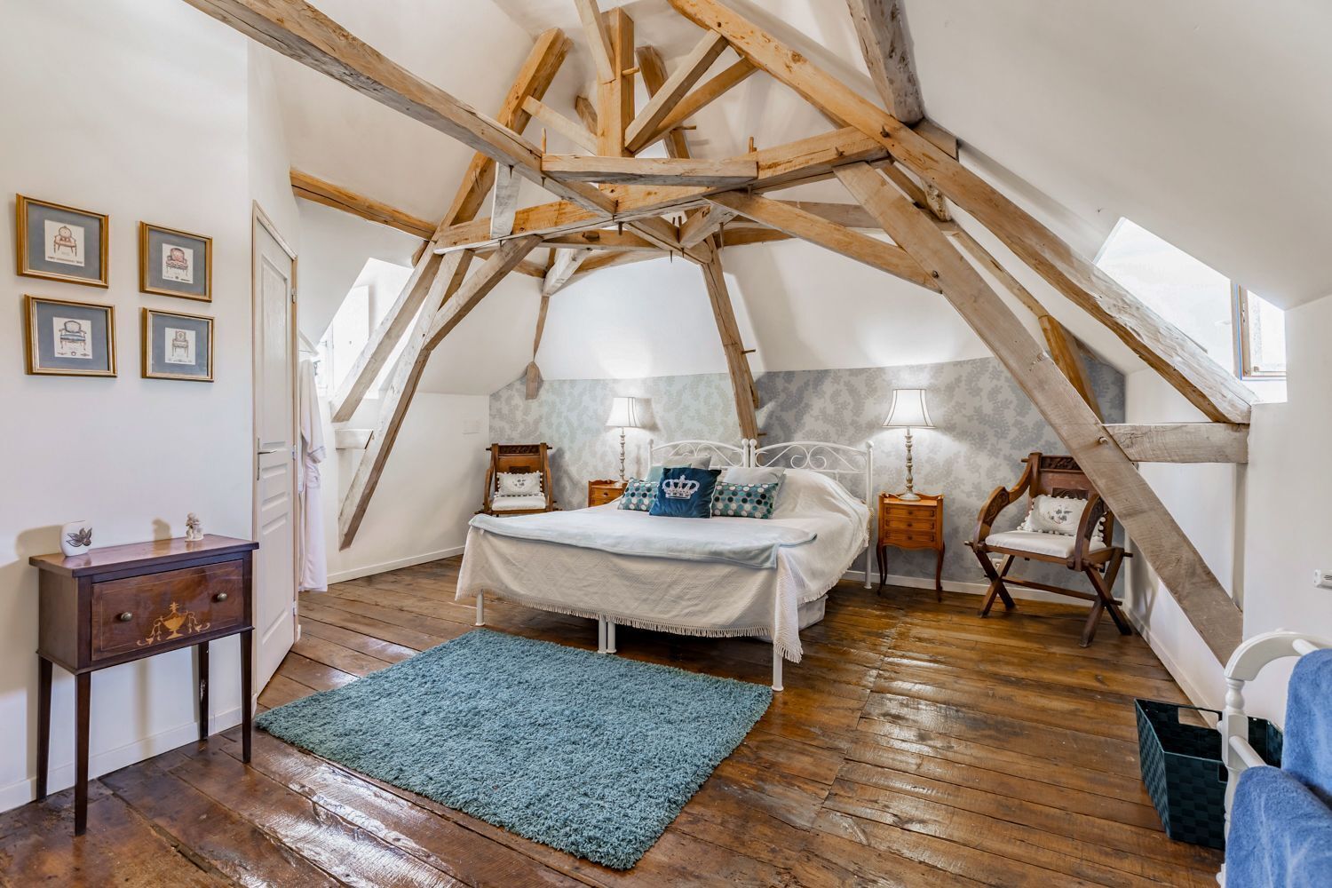5 slaapkamers, een strijkplank/strijkijzer, wifi, beddengoed