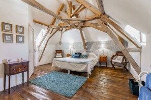 5 bedrooms, iron/ironing board, WiFi, bed sheets - Manoir Du Village - Five Bedroom Villa, Sleeps 10 (Irais)