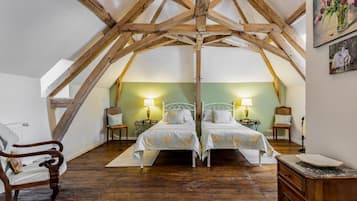 5 bedrooms, iron/ironing board, WiFi, bed sheets