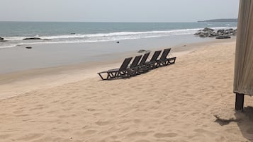 En la playa y playa de arena blanca