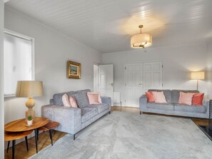 A living room with two sofas, a coffee table, and a lamp. - An tSean Scoil, Clifden (Clifden)