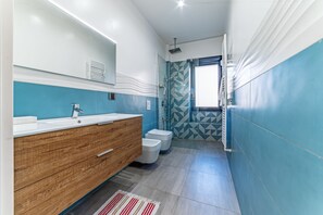 Deluxe Apartment | Bathroom