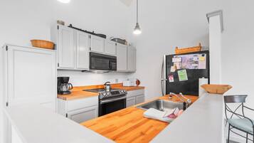 Fridge, oven, stovetop, dishwasher