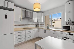 Réfrigérateur, micro-ondes, plaque de cuisson, lave-vaisselle