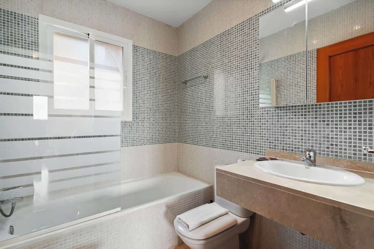 Une salle de bain moderne avec une baignoire, un lavabo et des toilettes.