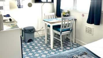 Desk, iron/ironing board, WiFi, bed sheets