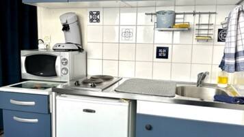 Een koelkast, een microgolfoven, een kookplaat