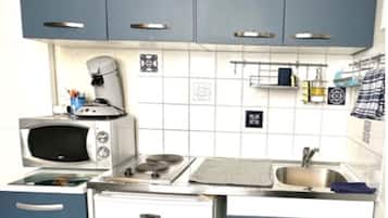 Een koelkast, een microgolfoven, een kookplaat