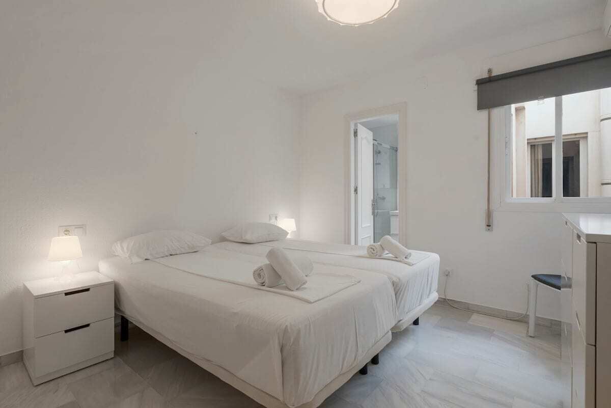 2 slaapkamers, een strijkplank/strijkijzer, gratis wifi, beddengoed