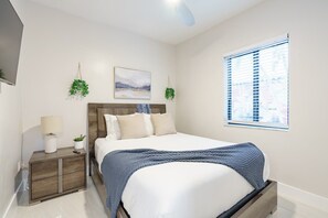 Een strijkplank/strijkijzer, wifi, beddengoed