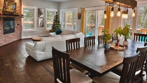 Interior - Luxurious Waterfront 6 BDRM Chalet w/ Billiards, Game Room & Unforgettable Views (Namur)