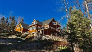 Exterior - Luxurious Waterfront 6 BDRM Chalet w/ Billiards, Game Room & Unforgettable Views (Namur)