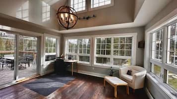 TV connectée, cheminée, table de tennis de table, chaßne hi-fi