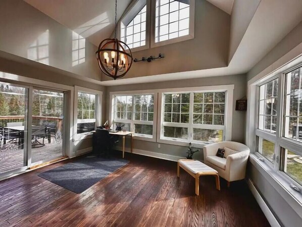 Smart TV, fireplace, ping pong, stereo