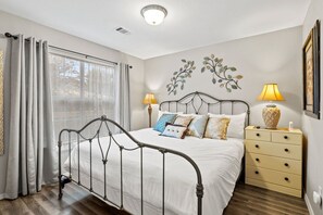 1 habitación, escritorio, tabla de planchar con plancha y cuna de viaje 