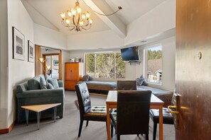 TV, DVD player, ping pong - 321  | Luxe Top Floor 1BD Ski In/Out w Full Kitchen (Olympic Valley)