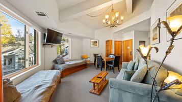 Télévision, lecteur de DVD, table de tennis de table