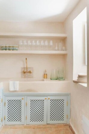 Secador de pelo, toallas, jabón y papel higiénico