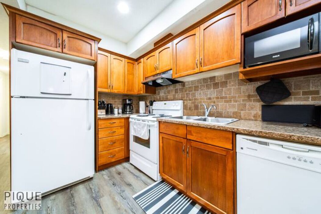 冷蔵庫、電子レンジ、オーブン、コンロ