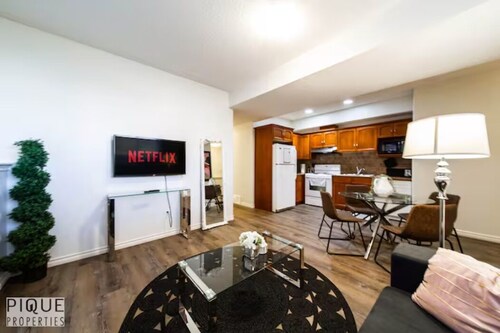 Chic Modern Vibes - Sleeps 6 - Netfix - Wifi - Long Stays