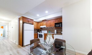 Private kitchen - Chic Modern Vibes - Sleeps 4 - Netfix - Wifi - Long Stays (Edmonton)