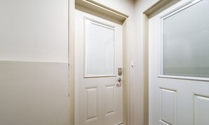 Interior - Chic Modern Vibes - Sleeps 4 - Netfix - Wifi - Long Stays (Edmonton)