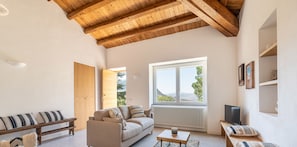 Basic Apartment | Living area | 35-inch flat-screen TV with digital channels - Borgo Le Niche by Wonderful Italy (Polizzi Generosa)