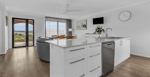 Horseshoe Beach Cottage - Young Street 4