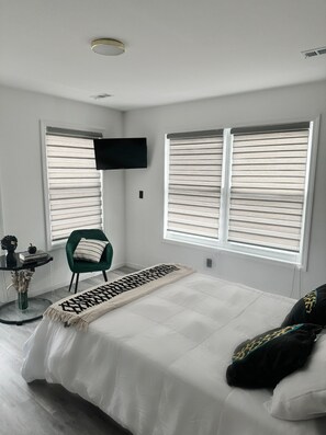 6 bedrooms, desk, iron/ironing board, travel cot
