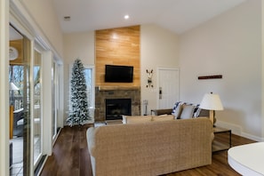 Smart TV, fireplace -  Spring Has Arrived at Shanty Creek! Book Now! (Bellaire)