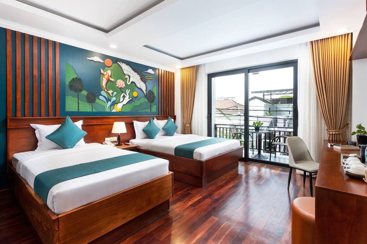 Deluxe Double Room With Balcony-Free Pickup at Bus Station | 埃及棉床單、高級寢具、迷你吧、書桌