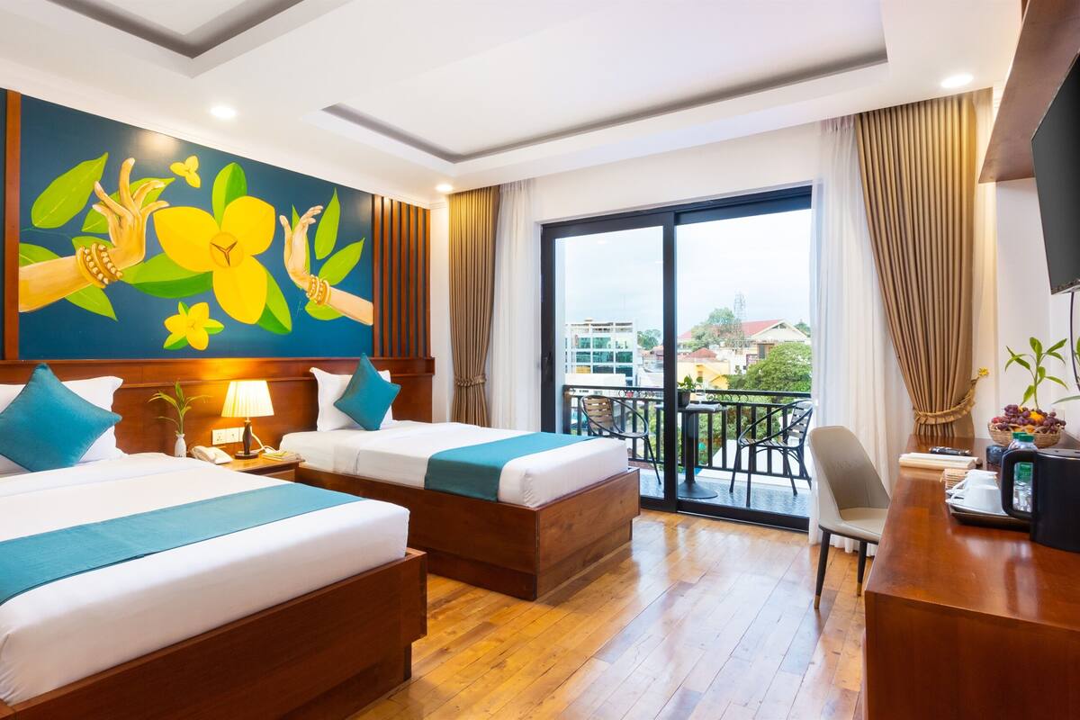 Deluxe Twin With Balcony, City View-Free Pickup at Bus Station | 埃及棉床單、高級寢具、迷你吧、書桌