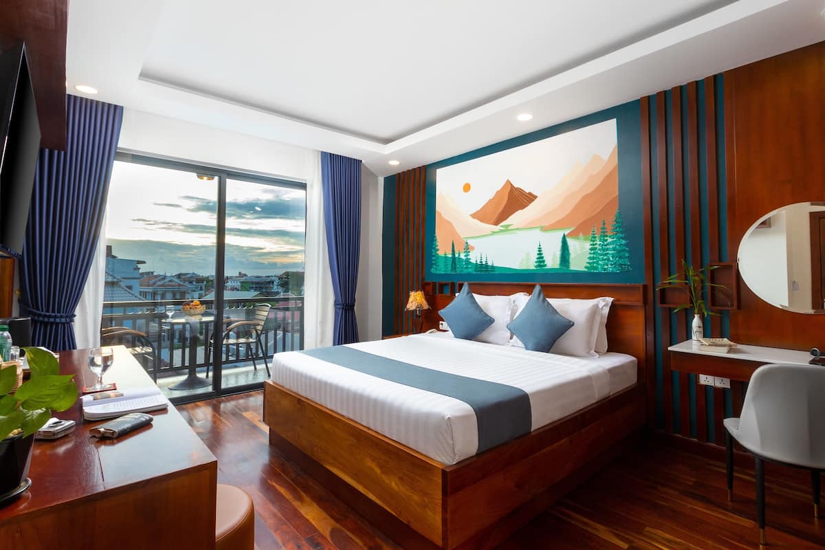 Deluxe Double Room With Balcony-Free Pickup at Bus Station | 埃及棉床單、高級寢具、迷你吧、書桌