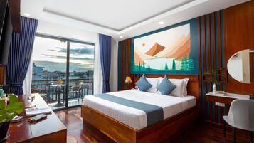 Deluxe Double Room With Balcony-Free Pickup at Bus Station | Egyptian cotton sheets, premium bedding, minibar, desk