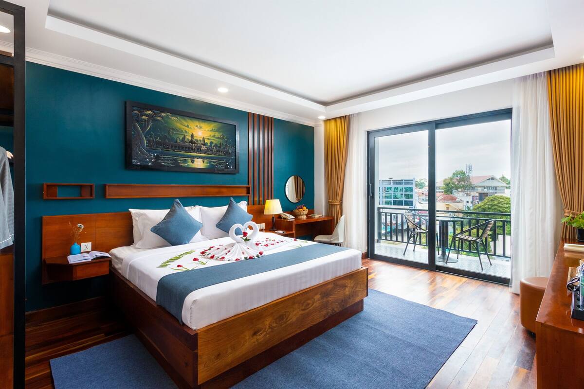 Junior Suite With Balcony, City View-Free Pickup at Bus Station | 埃及棉床單、高級寢具、迷你吧、書桌