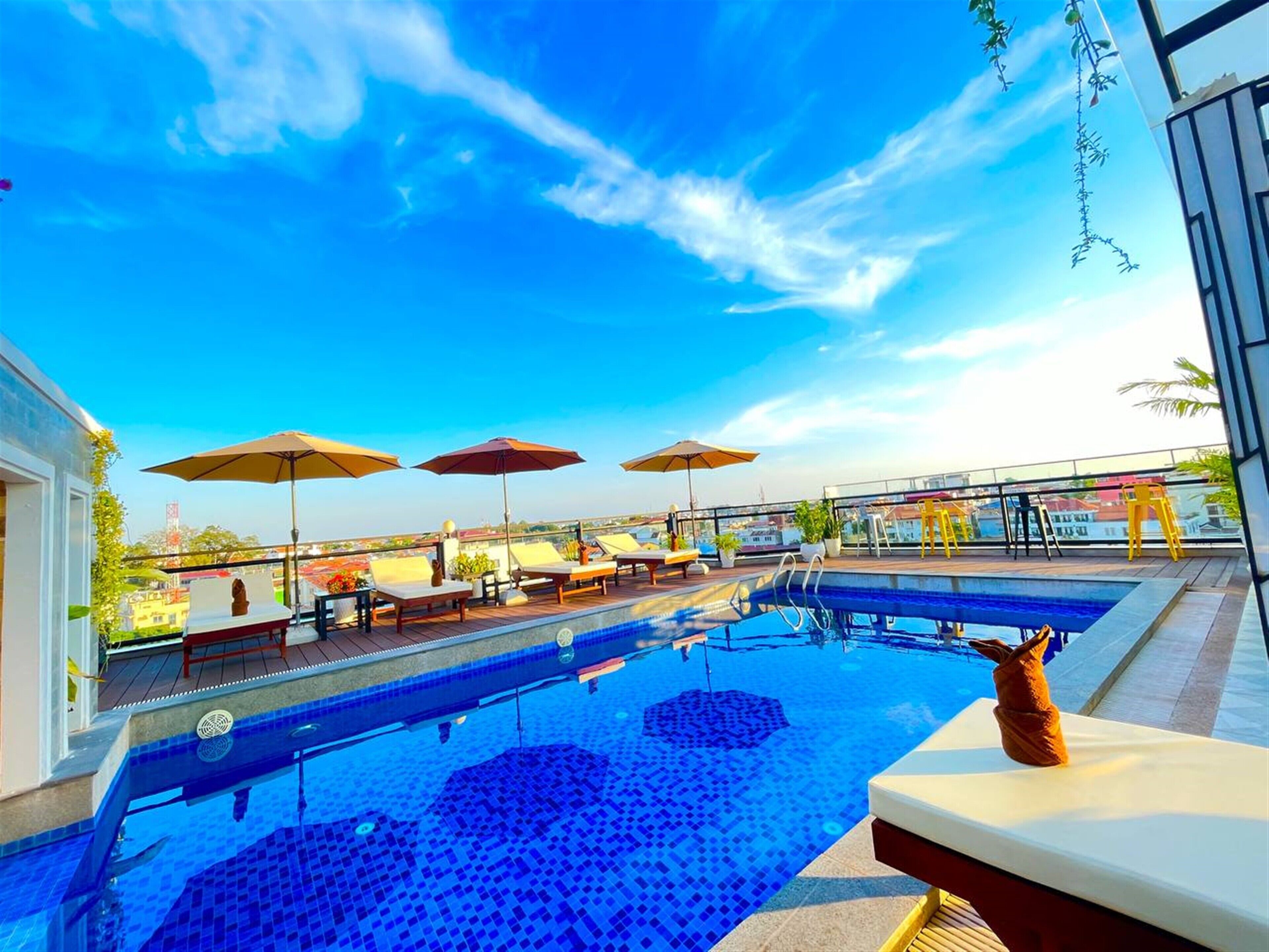 حمّام سباحة خارجي، مظلات على حمّام السباحة، مقاعد للتشمس