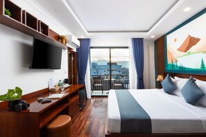Deluxe Double Room With Balcony-Free Pickup at Bus Station | Roupas de cama de algodão egípcio, roupas de cama premium, frigobar