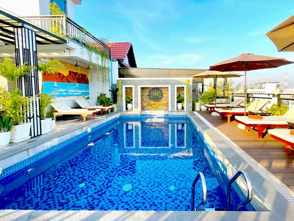 Outdoor pool, pool umbrellas, sun loungers - Le Vert Angkor Hotel  (Siem Reap)