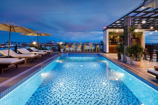 Útilaug, sólhlífar, sólstólar