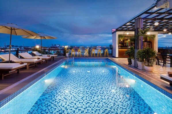 Outdoor pool, pool umbrellas, sun loungers