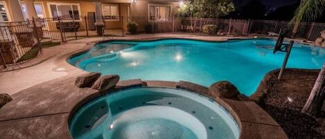 Utomhuspool och uppvärmd pool