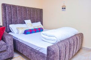 1 bedroom, iron/ironing board, WiFi, bed sheets - Executive studio at Kamakis..
It's very cosy and comfortable,feel at home....... (Ruiru)