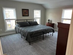 3 bedrooms, free WiFi, bed sheets - Renovated Covington Home Near Devou w/ King Bed, 5 minutes to Downtown Cincy! (Covington)
