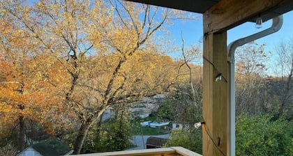 Renovated Covington Home Near Devou w/ King Bed, 5 minutes to Downtown Cincy!