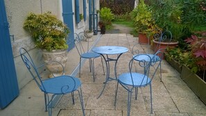 Outdoor dining - la Maison des Vendangeurs au Milieu des Vignes (Val des Vignes)