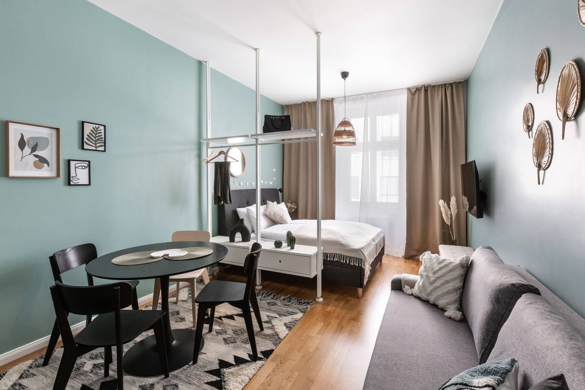 Studio, 1 Queen Bed with Sofa bed