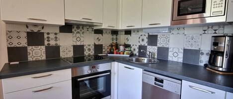 Réfrigérateur, micro-ondes, four, lave-vaisselle