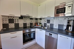 Kjøleskap, mikrobølgeovn, ovn og oppvaskmaskin